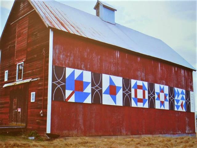 Barn w 4 quilts
